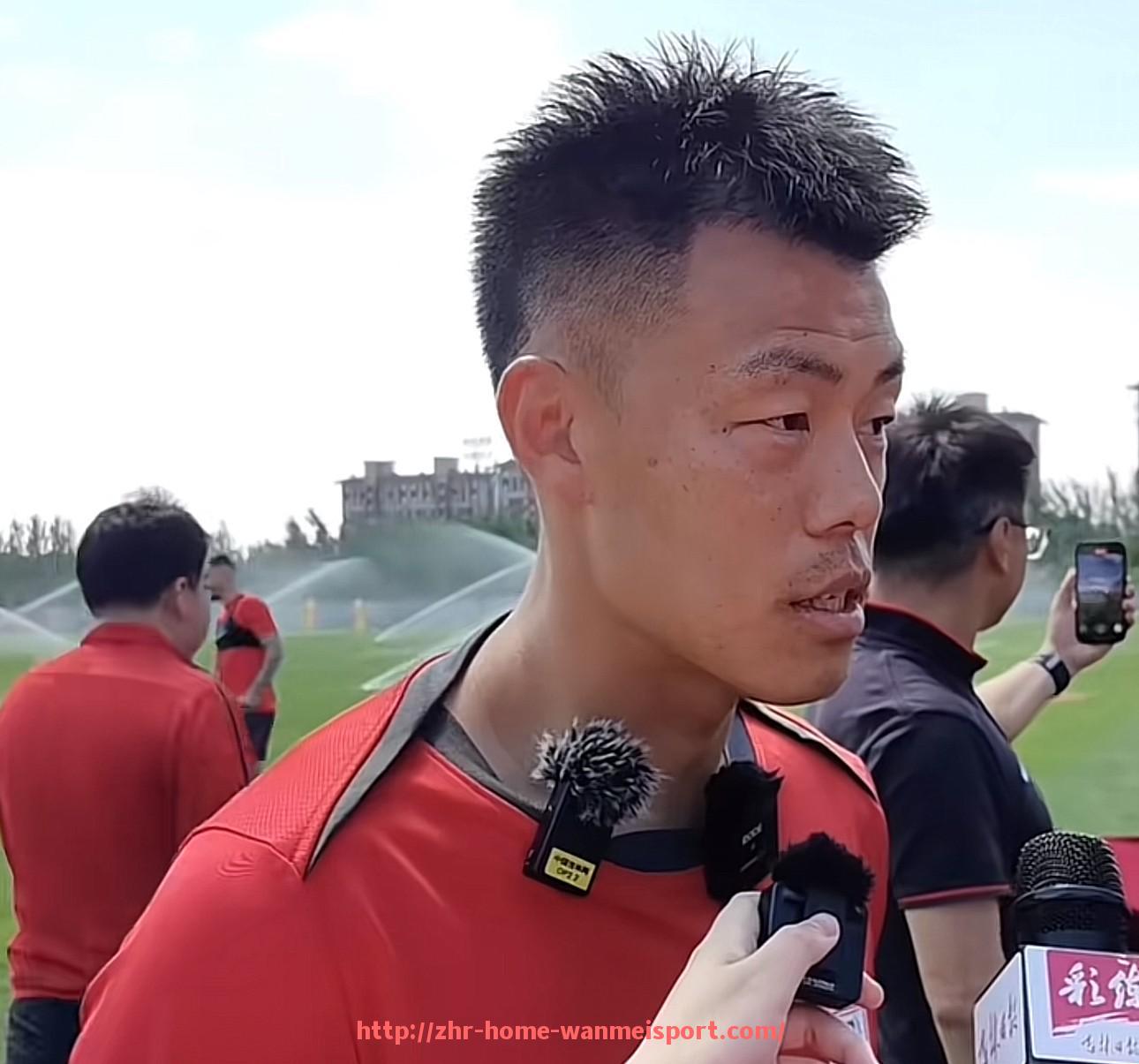 完美体育官方网站-NBA詹姆斯壁纸：精彩瞬间与高清桌面壁纸推荐